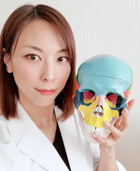 骨格模型を持つ濱川久恵さん
